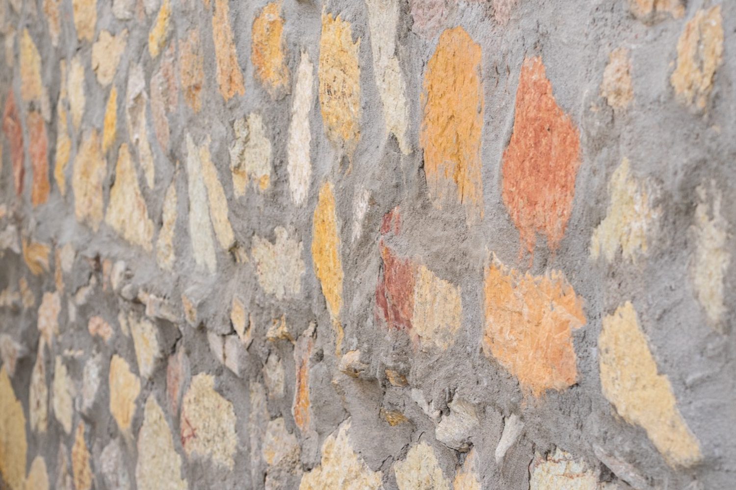 Finished natural stone wall built by Cinco Mosqueteros in El Paso