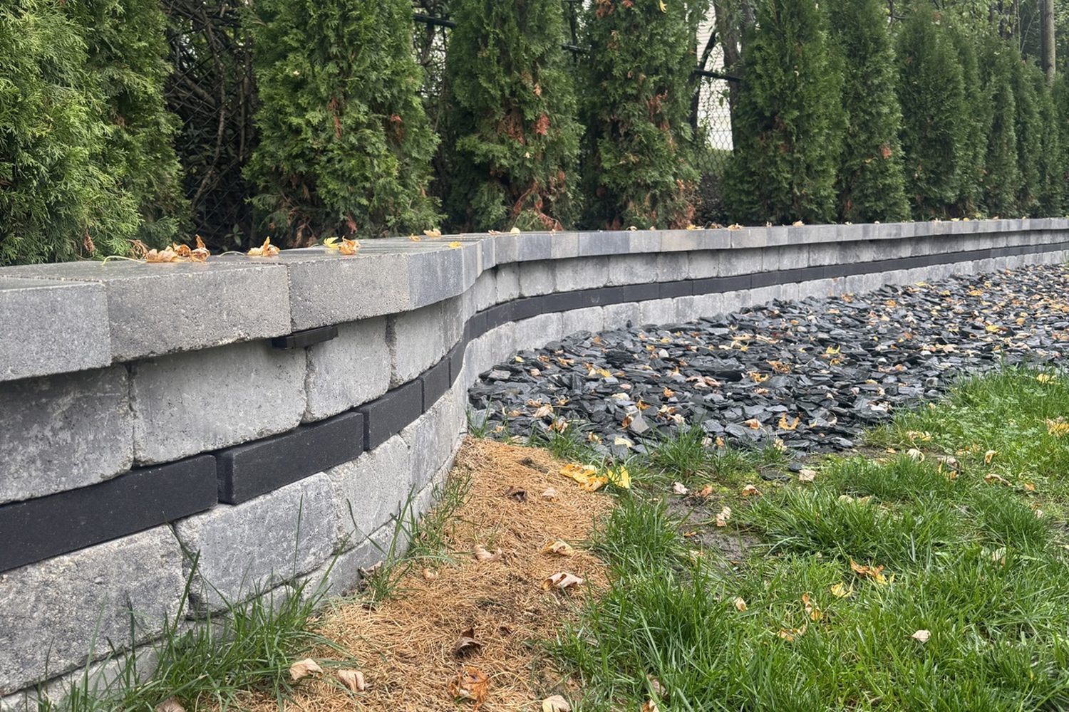 Curved block retaining wall with drainage rock